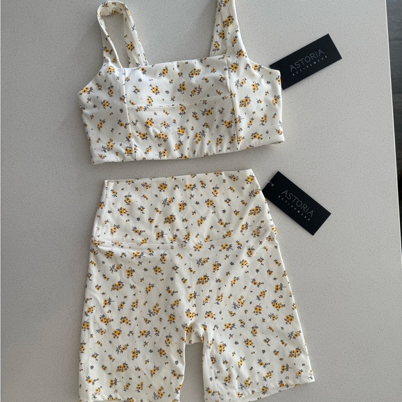 NWT Astoria Activewear LUXE Balance Workout Set in Primrose - Picture 4 of 6